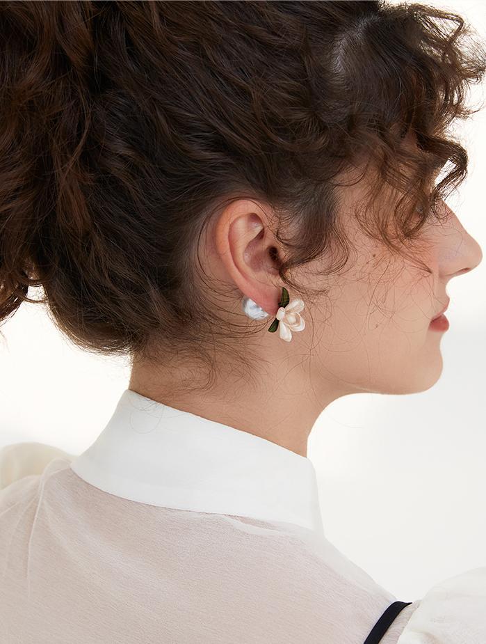 Light Luxury Gardenia Pearl Earrings