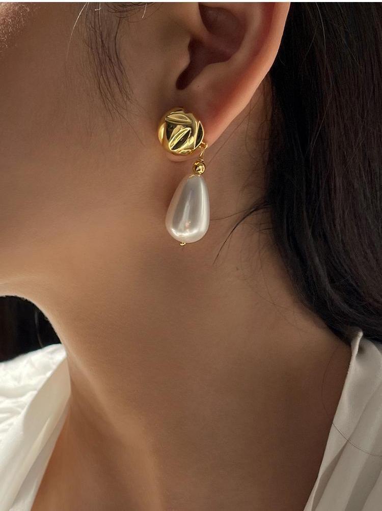 Gentle Pearl Pendant Earrings