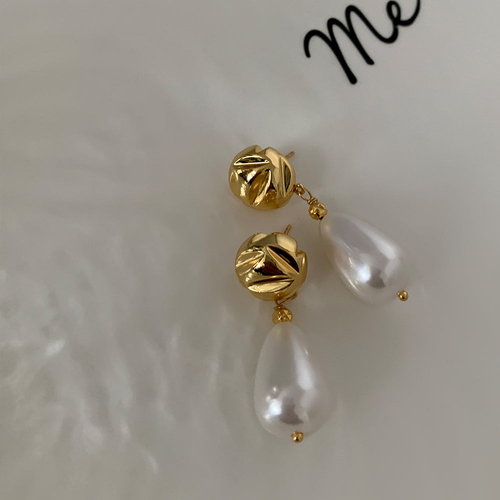 Gentle Pearl Pendant Earrings