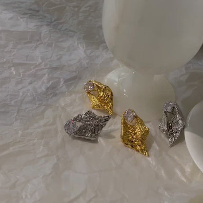 Unregelmäßige Zirkonohrringe mit Zinnpapierstruktur