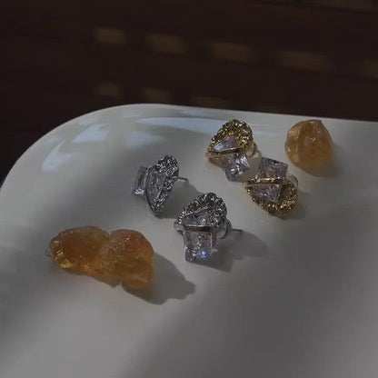 Unregelmäßige Ohrringe aus Metall mit Lava-Bindung